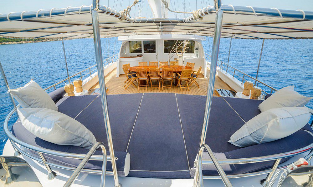 BELLA MARE Aft deck